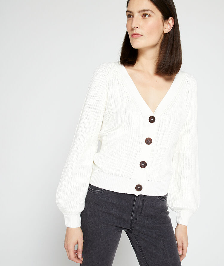 Chaqueta de punto grueso blanco.