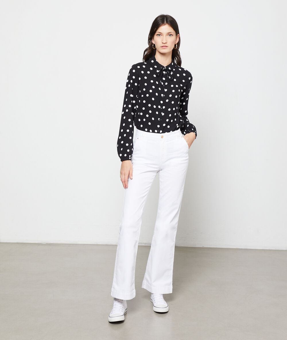 Blusa cuello claudine de lunares negro.