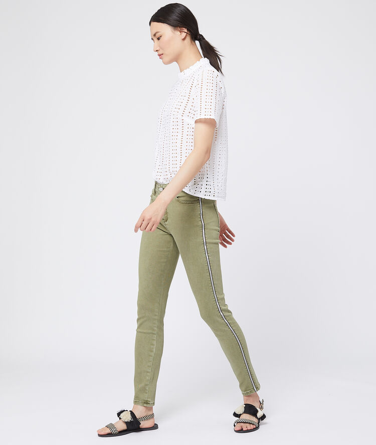Pantalón ajustado con franjas laterales caqui.