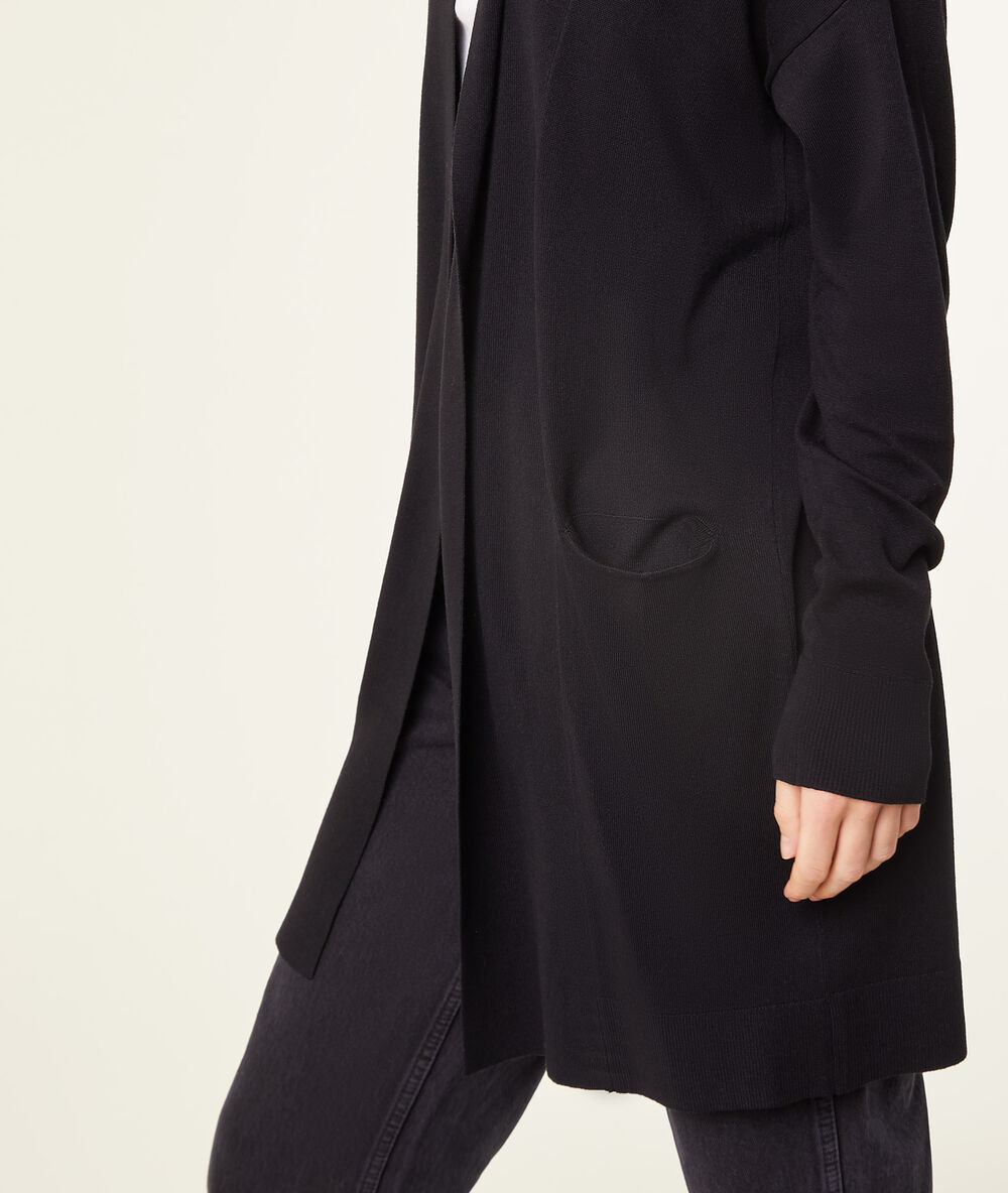 Chaqueta larga de punto fino negro.