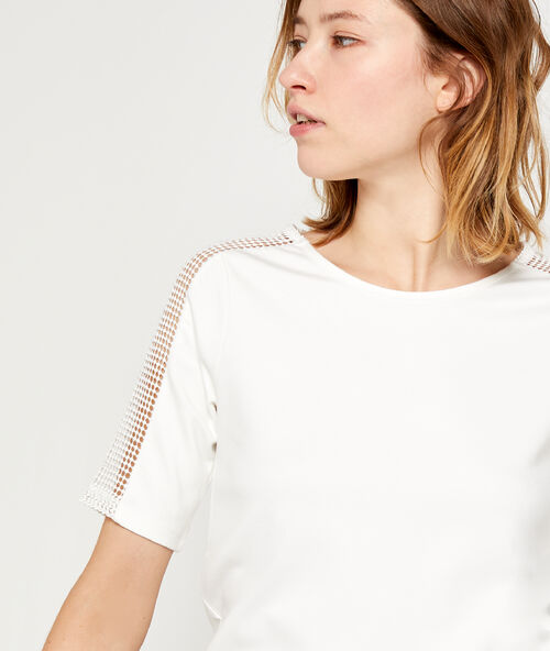 Camiseta espalda con cremallera y mangas de guipur crudo.