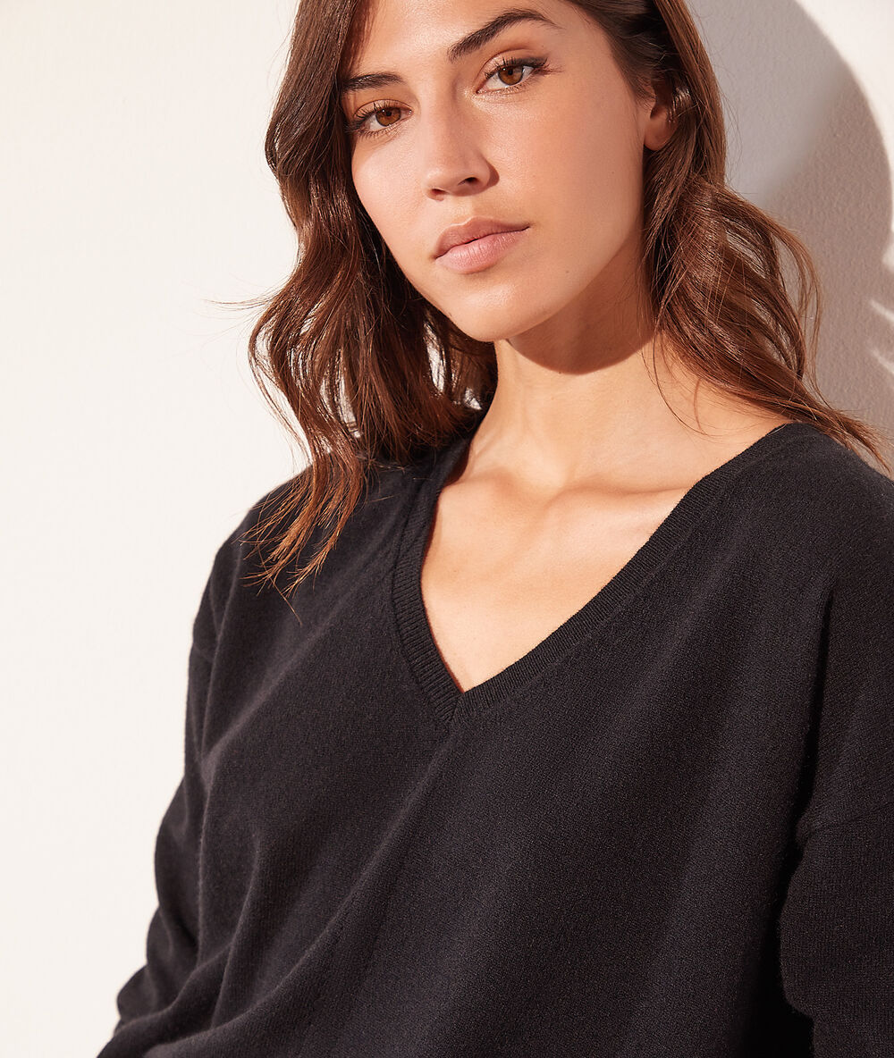 Jersey escote en v cachemira negro.