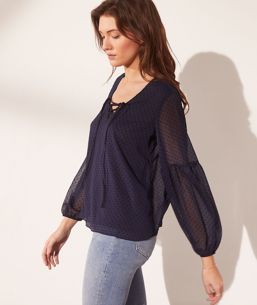 Blusa tul plumetis mangas abullonadas azul marino.
