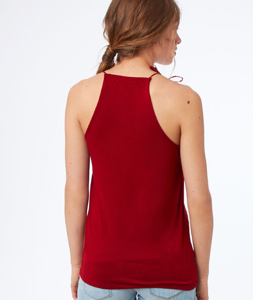 Top con bordados y finos tirantes rojo.