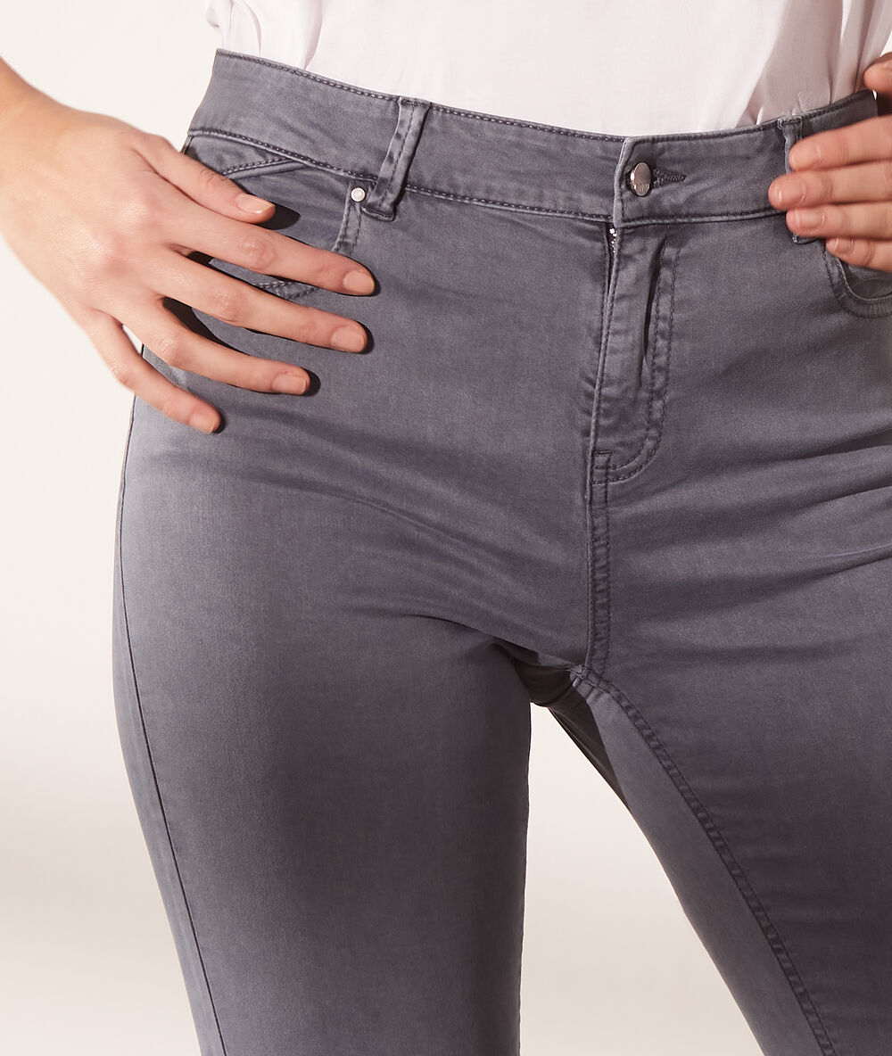 Pantalón vaquero estrecho carbón.