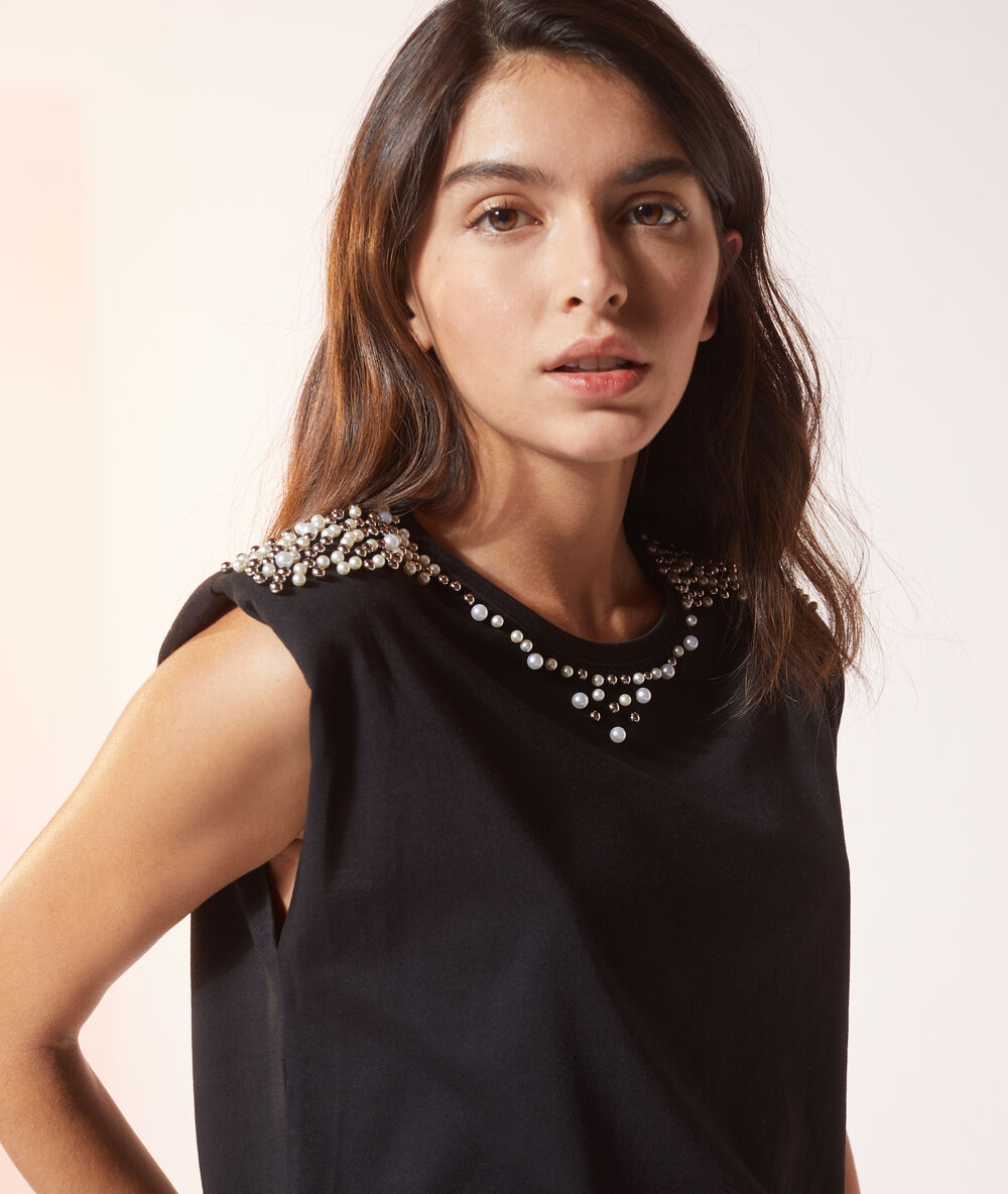 Camiseta con perlas negro.
