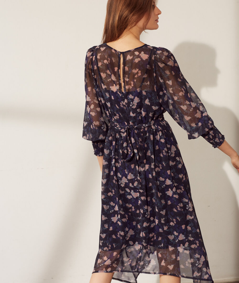 Vestido midi estampado floral azul marino.