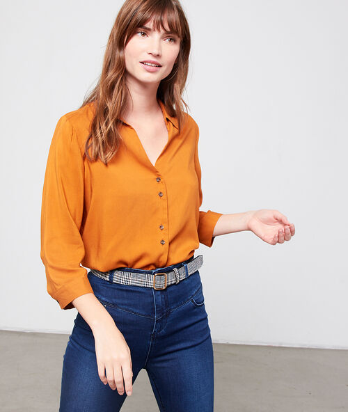 Camisa con botones efecto ámbar mostaza.