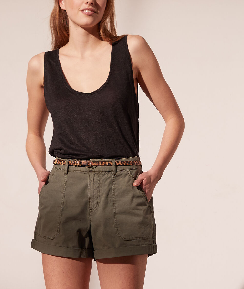 Top escotado de lino negro.