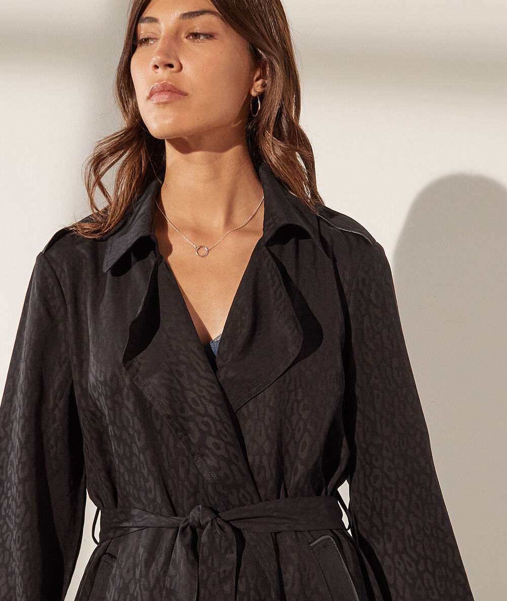 Trench estampado leopardo negro.