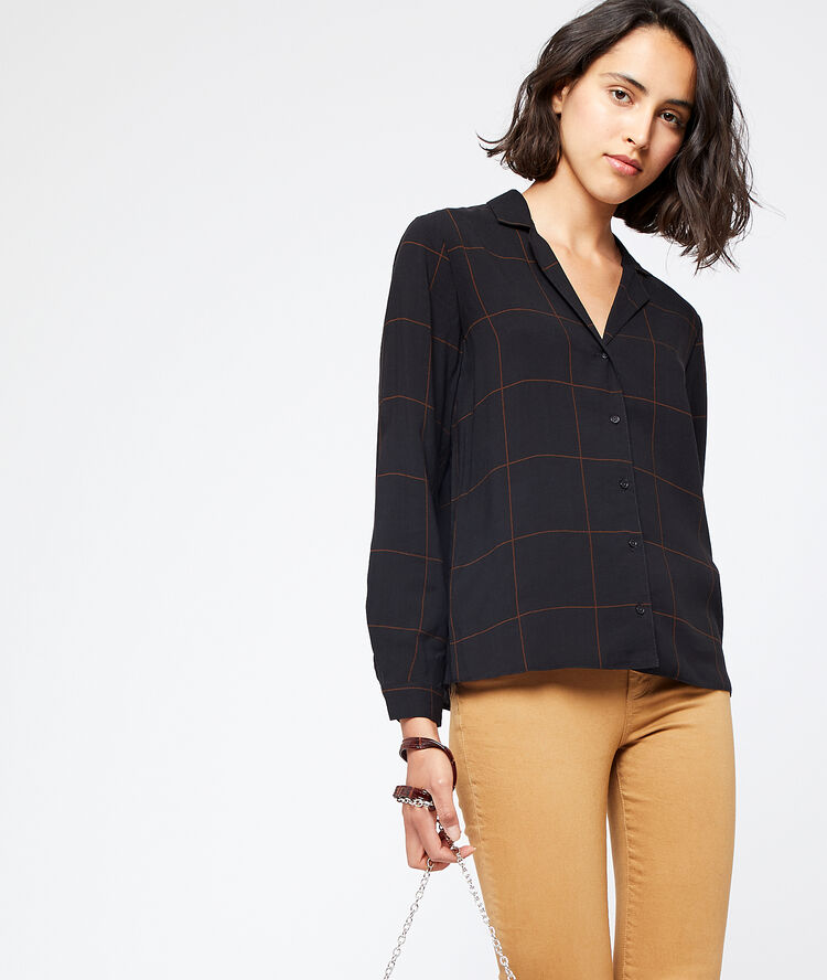 Camisa a cuadros negro.