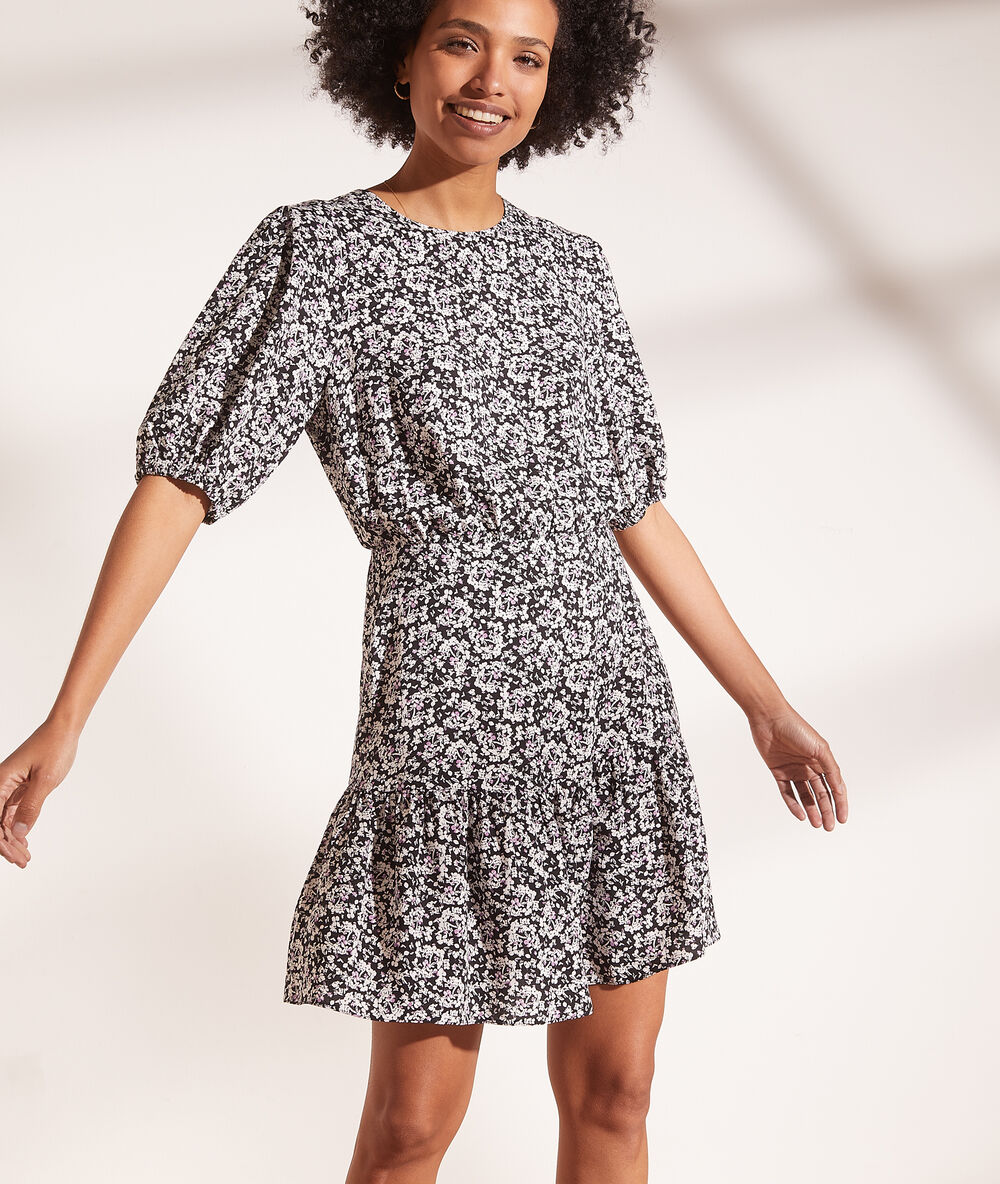 Vestido estampado floral negro.