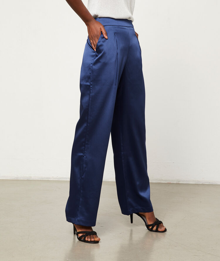 Pantalón largo satinado azul marino.