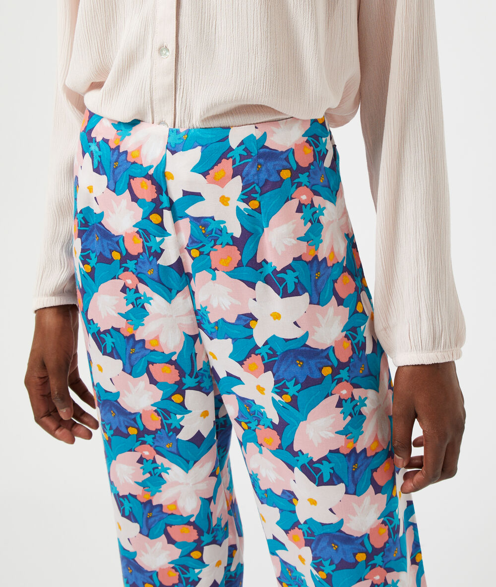 Pantalón largo estampado floral azul marino.