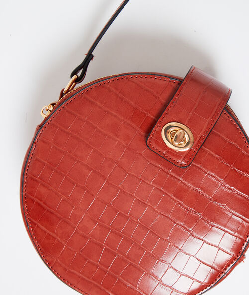 Bolso redondo efecto cocodrilo rojo.