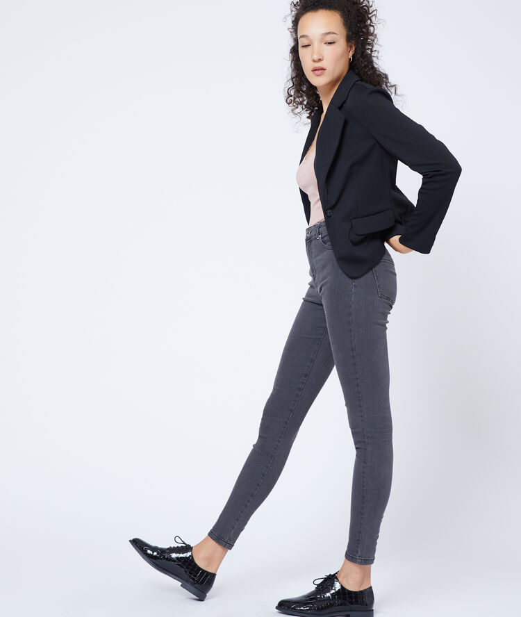 Chaqueta blazer negro.