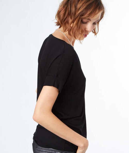 Camiseta escote en v negro.