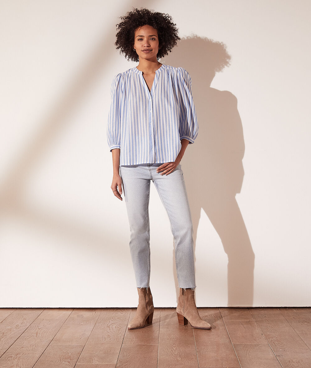 Camisa rayas con mangas abullonadas azul cielo.
