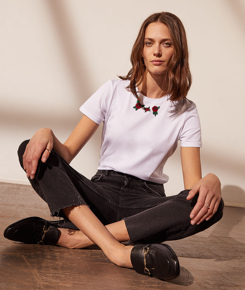 Camiseta con rosas bordadas crudo.
