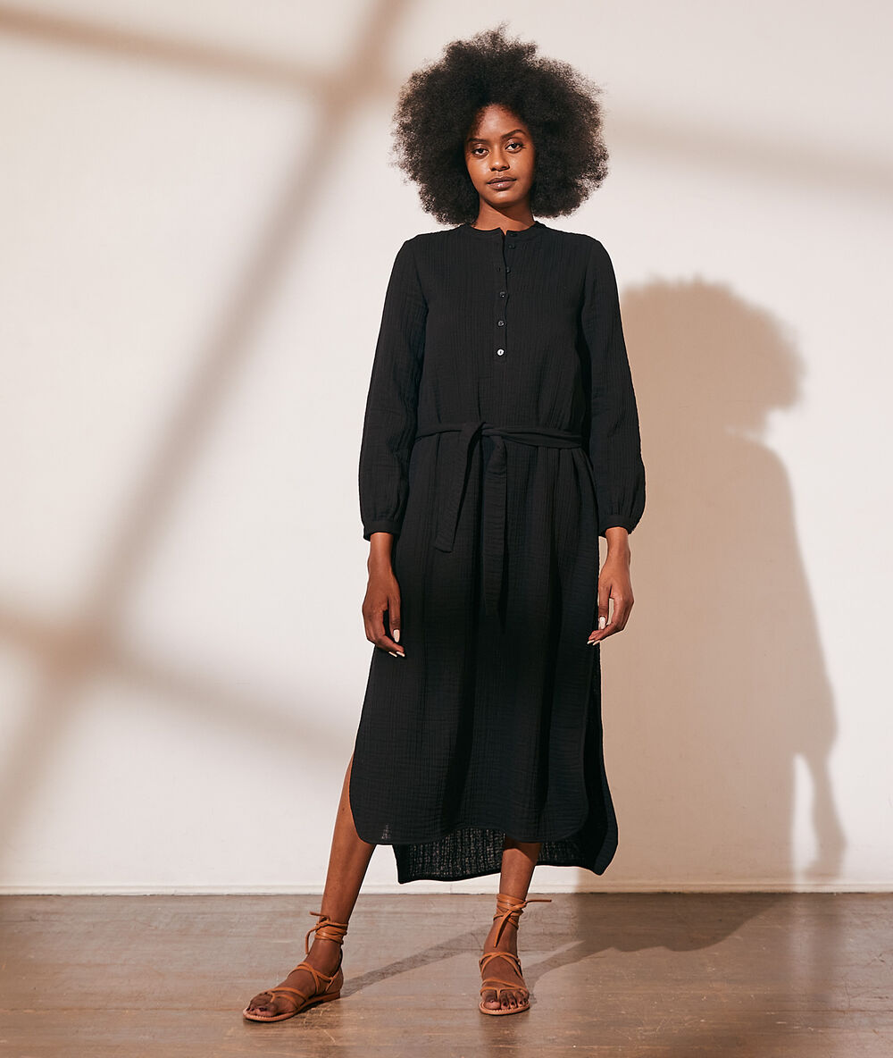 Vestido largo de algodón negro.