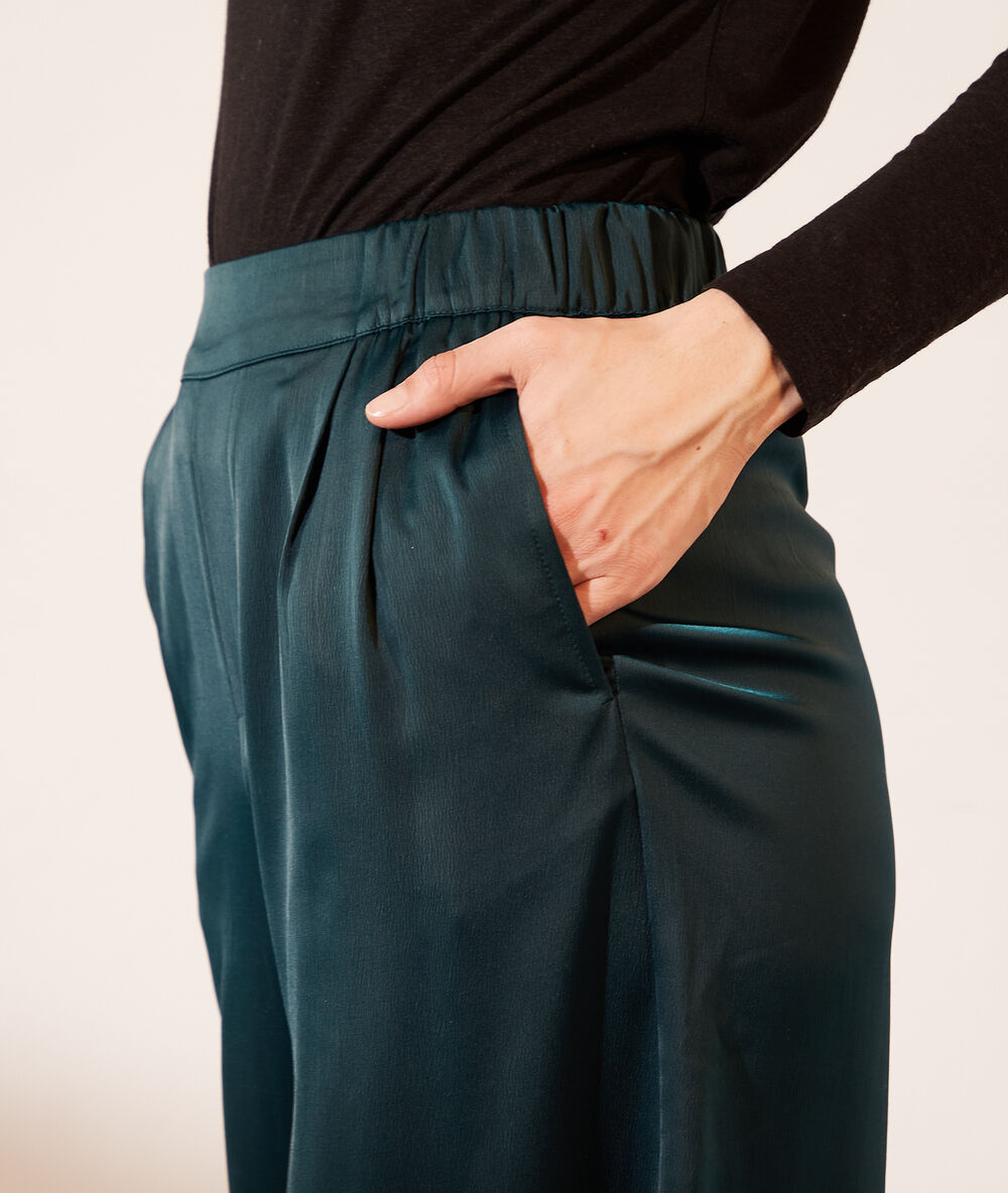 Pantalón ancho satinado verde.
