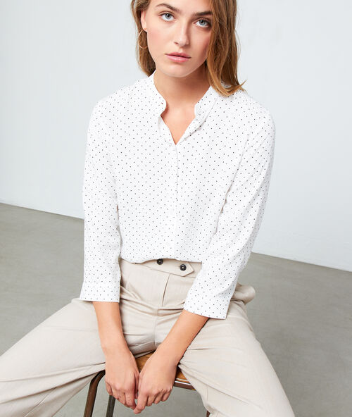Camisa cuello redondo de lunares crudo.