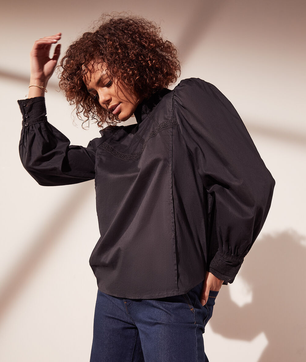 Blusa mangas abullonadas negro.