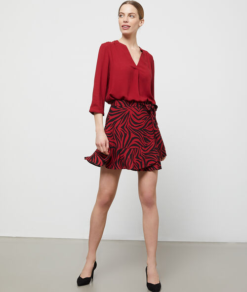 Blusa de cuello tunecino granate.