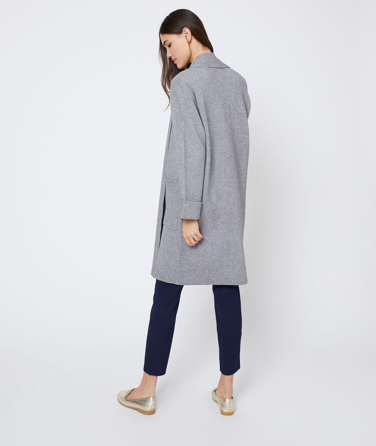 Chaqueta larga de tejido suave gris.