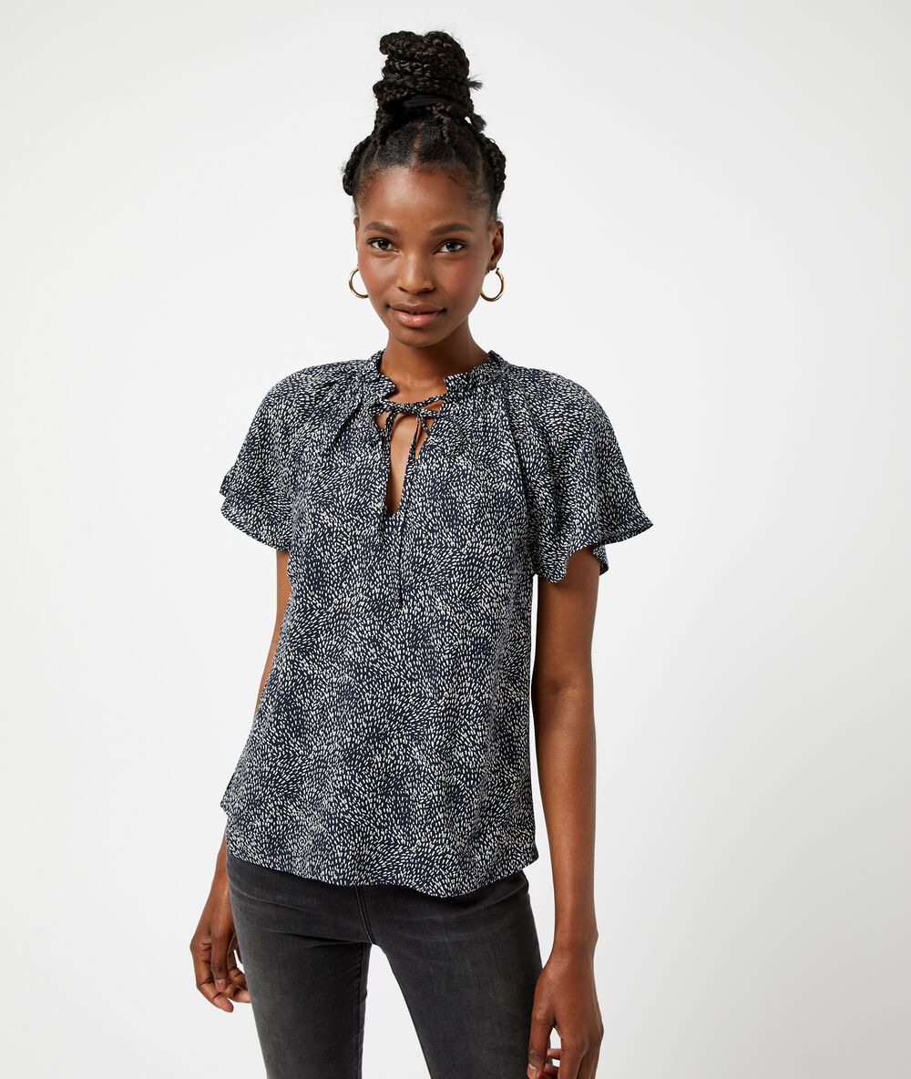 Blusa corta estampada azul marino.