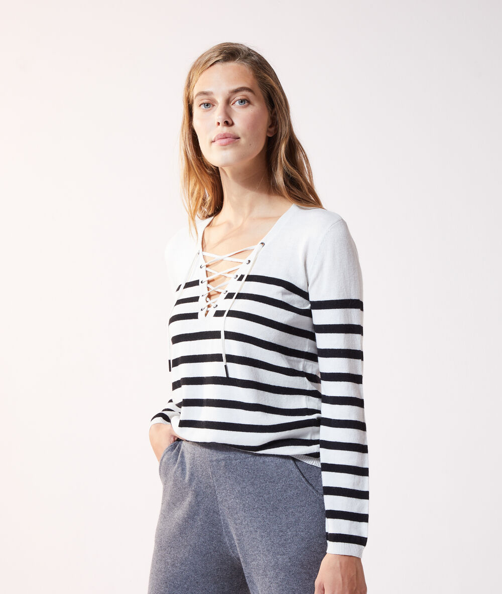Jersey marinero, escote con lazada crudo.