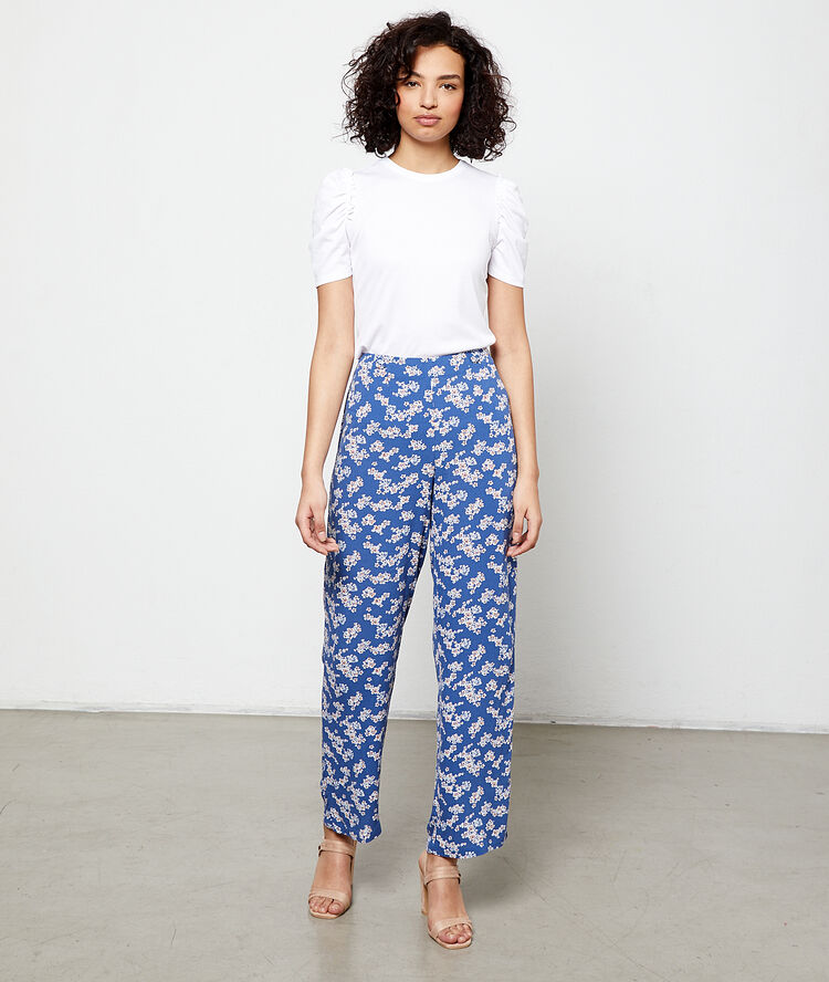 Pantalón ancho estampado floral azul.