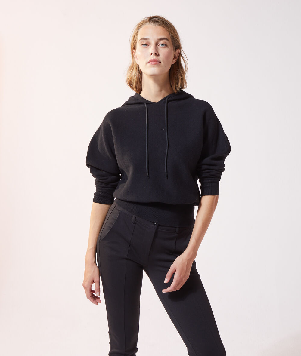 Sudadera con capucha negro.