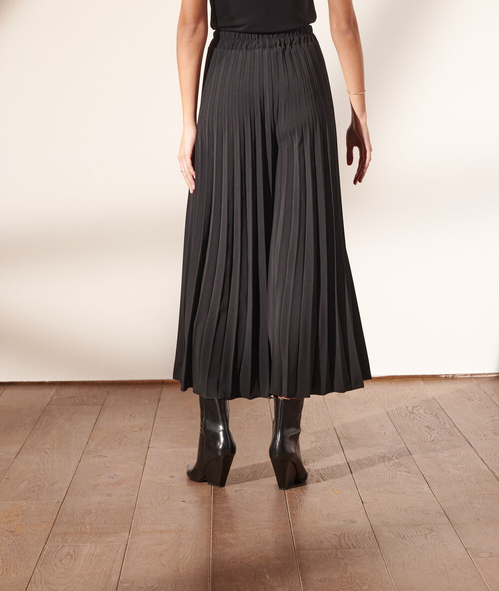 Pantalón largo plisado negro.