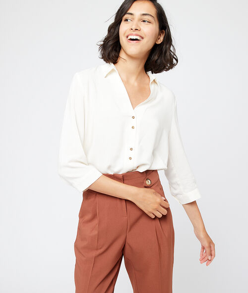 Camisa con botones ambarinos crema.