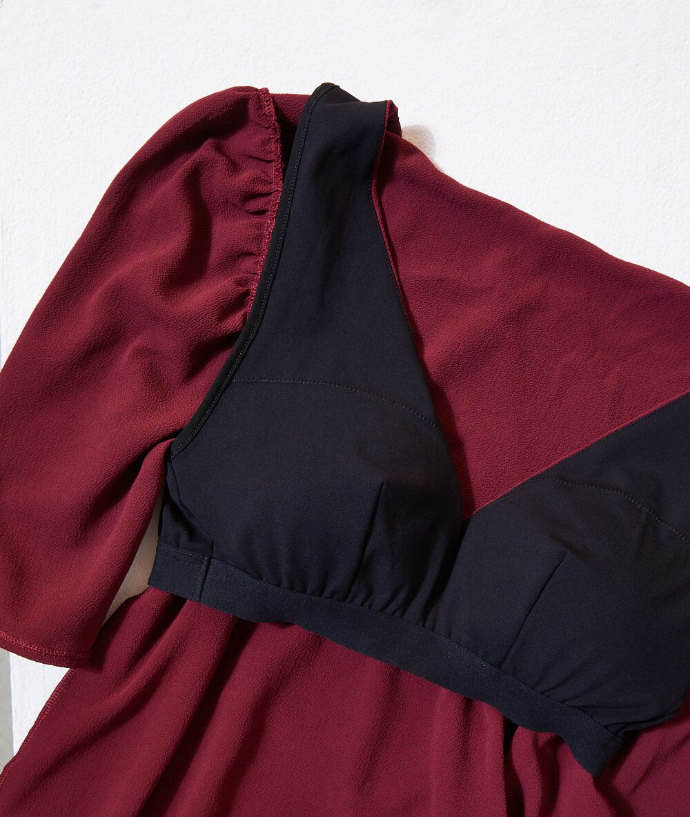 Blusa 2 en 1 con top integrado burdeos.