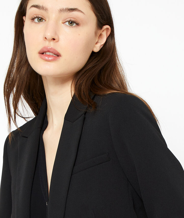 Chaqueta de sastre negro.