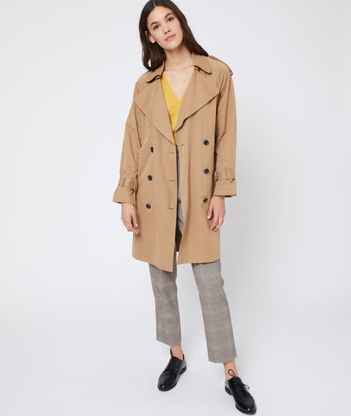 Pull col v en cachemire ocre.