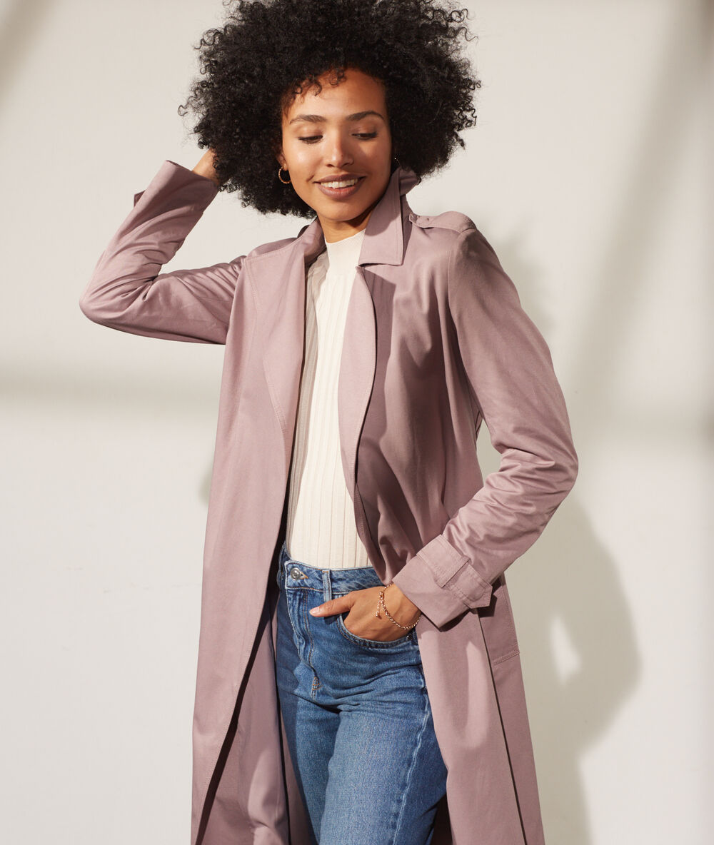 Gabardina con cinturón lila.