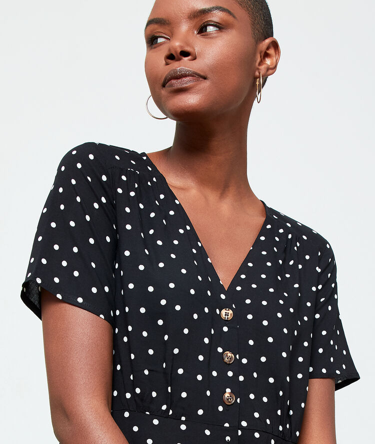 Blusa abotonada de lunares negro.