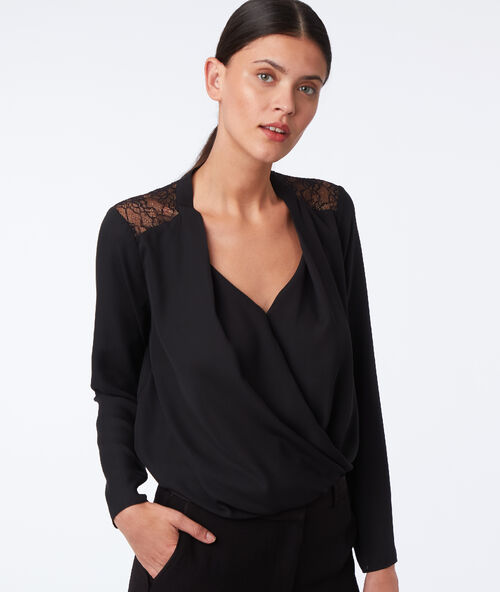 Blusa con detalles de encaje negro.
