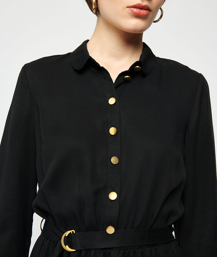 Vestido camisero con cinturón negro.