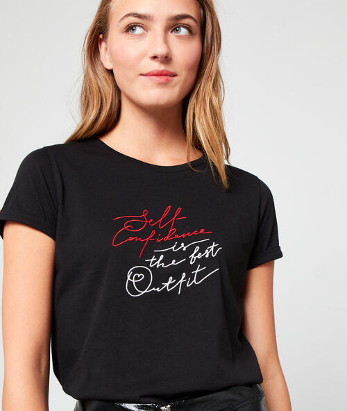 Camiseta 'self confidence is the best outfit' de algod&oacute;n bio negro.
