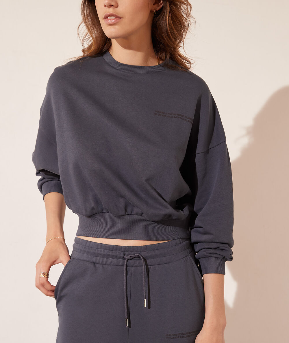 Sudadera con mensaje azul gris.