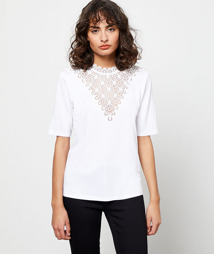 Camiseta escotada de encaje blanco.