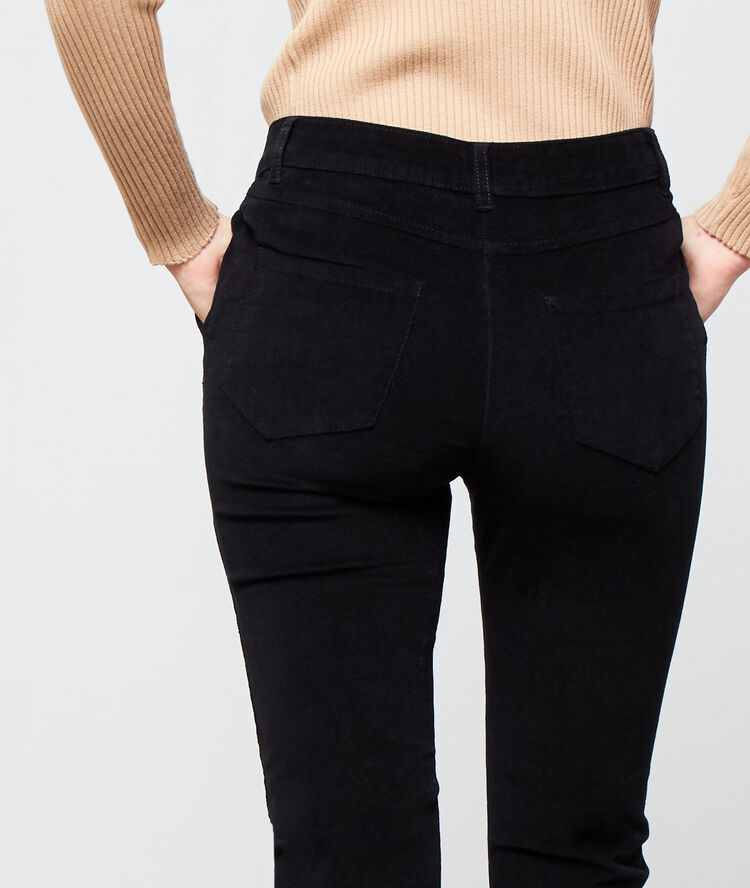 Pantalón ajustado pana negro.