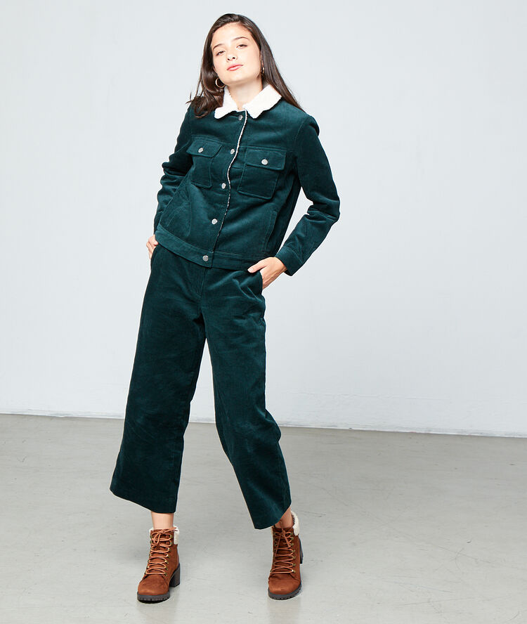 Chaqueta de pana verde.