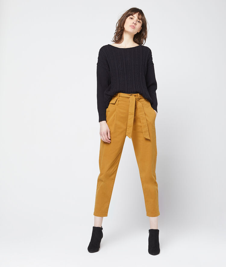 Pantalón talle alto con cinturón mostaza.