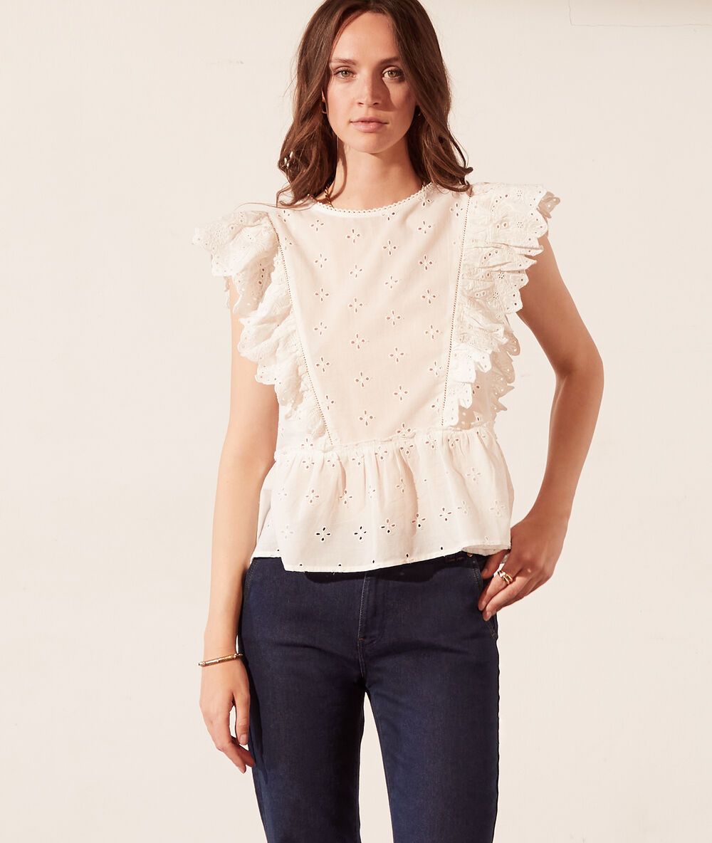 Top con volantes y bordados ingleses crudo.