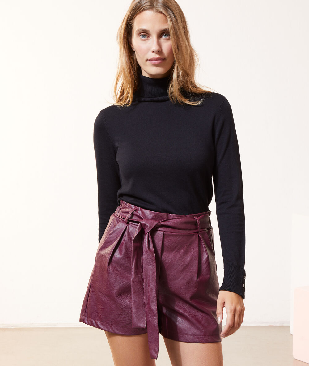 Pantalón corto efecto piel burdeos.